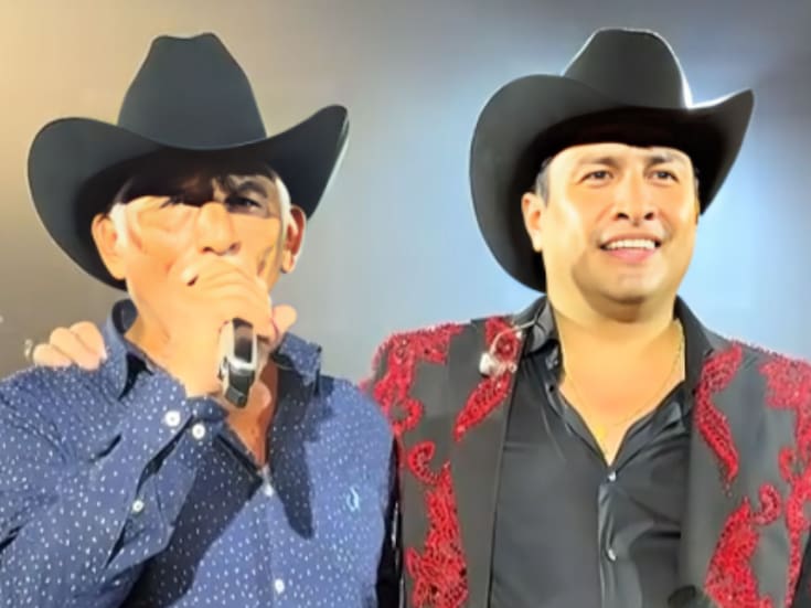 Papá de Julión Álvarez aparece junto al cantante en el Palenque de las Fiestas de Octubre tras reportarse su detención