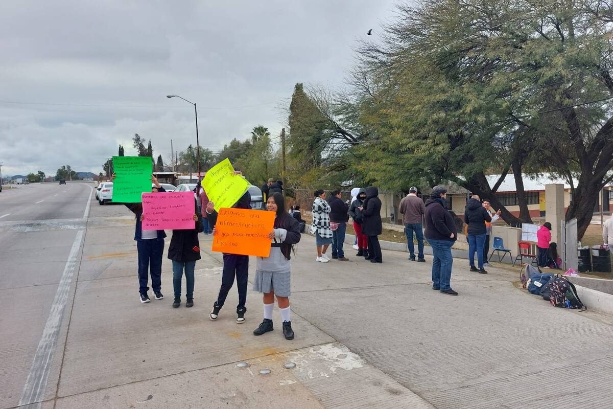Padres de familia y alumnos cierran escuela, inconformes por mal estado de instalaciones