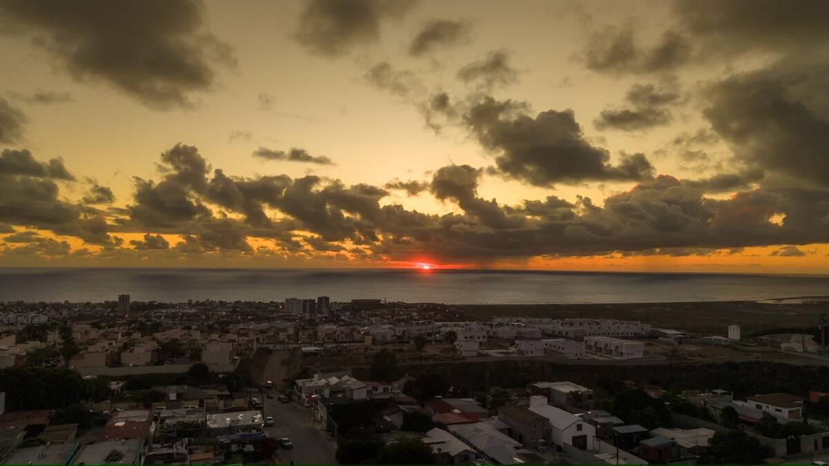 Entre nubes y claros, el cielo regala un atardecer de postal