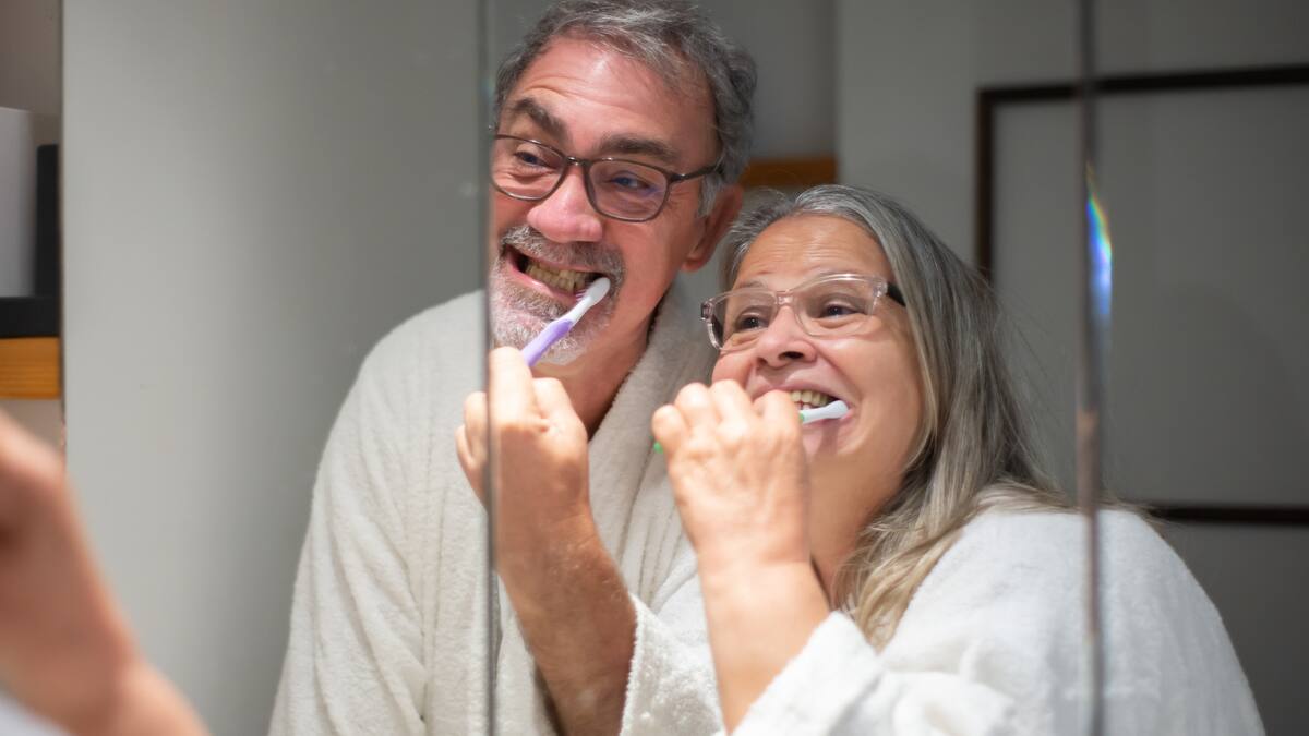 Cepillarse los dientes parece una tarea sencilla, pero cometer errores puede afectar la salud bucal/Foto: Canva/Especial