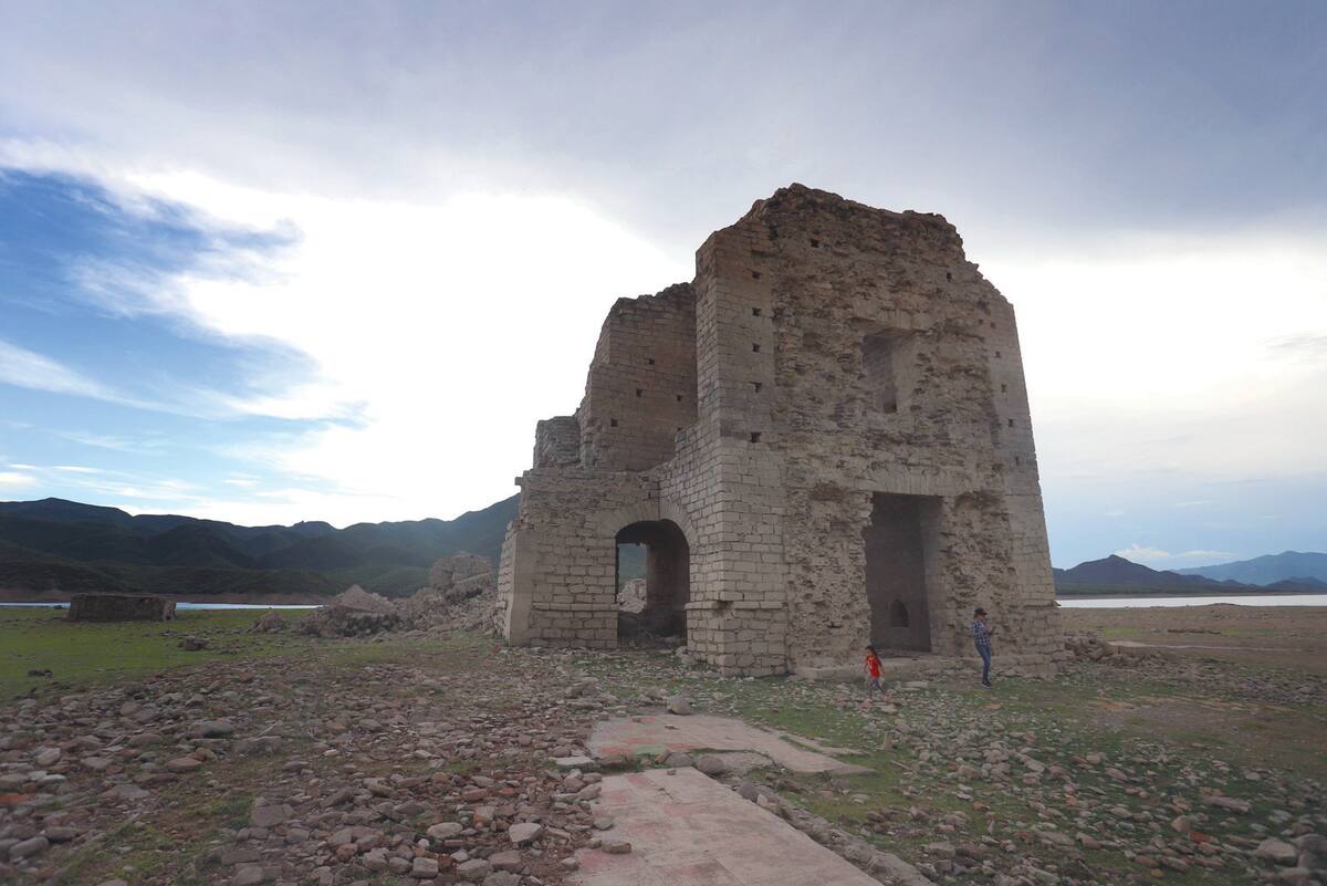 La iglesia San Francisco de Batuc continua en pie a pesar de las inclemencias del tiempo, a veces queda cubierta con el agua de la Presa El Novillo, la iglesia fue construida por padres Jesuitas y pobladores del lugar.