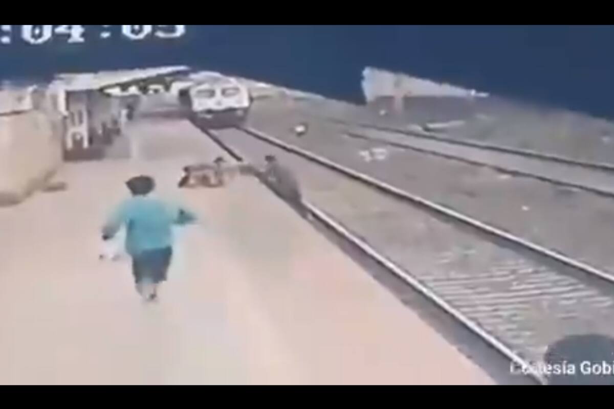 Hombre salva a niño de morir arrollado por un tren en Mumbai, India