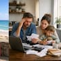 Mientras sus padres jubilados viajan y disfrutan sus ahorros, muchos millennials siguen atrapados entre hipotecas, guarderías y deudas: así crece una brecha generacional que ya está tensando a las familias