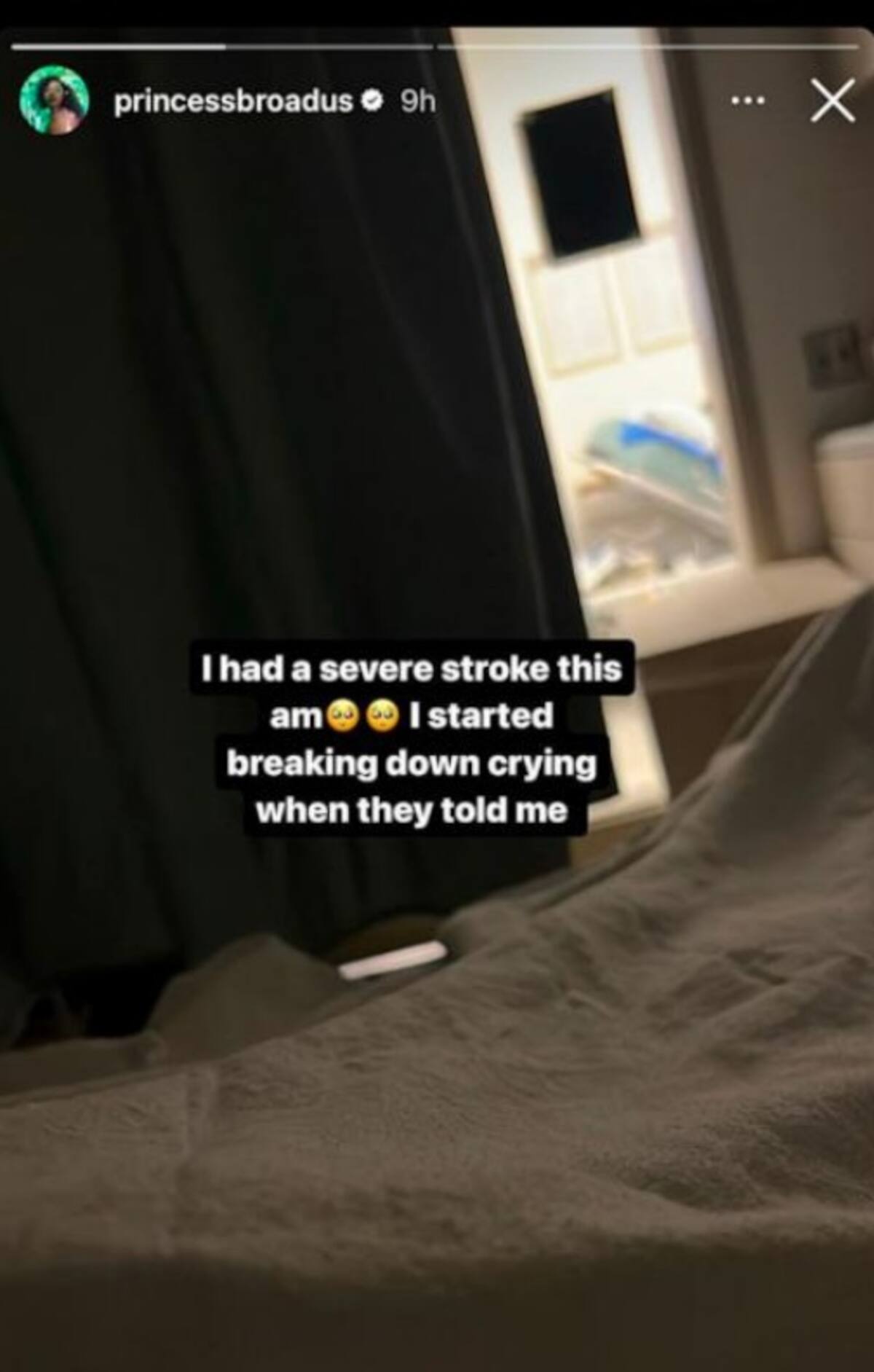 "Esta mañana tuve un derrame cerebral severo, comencé a llorar cuando me lo dijeron", se leía en la imagen.FOTO: Instagram