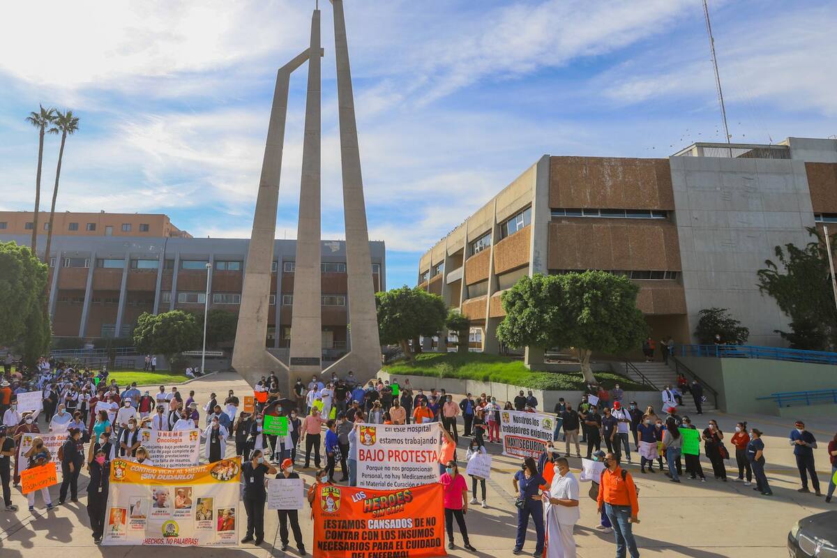 Marchan trabajadores de salud por deficiencias en pagos