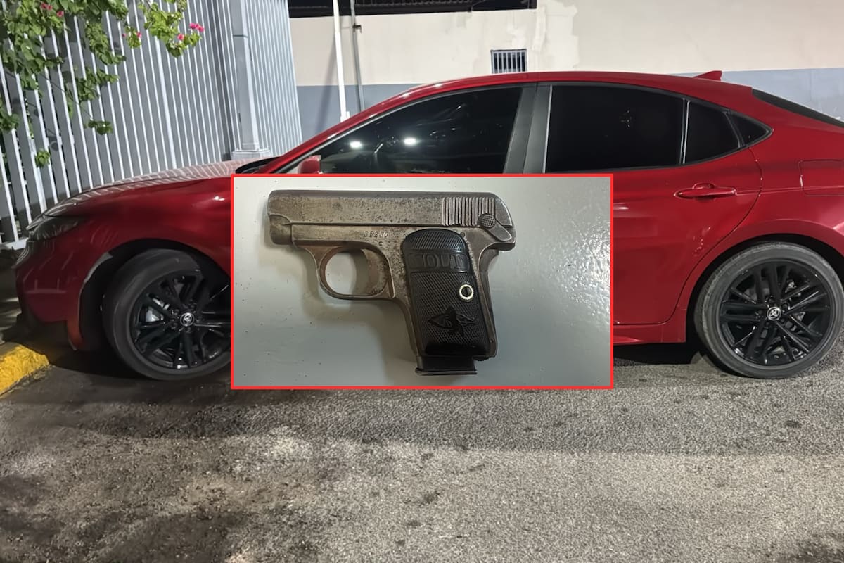 La pistola Colt calibre .22 fue localizada durante la inspección preventiva realizada al Toyota Corolla en el que viajaban los dos detenidos.