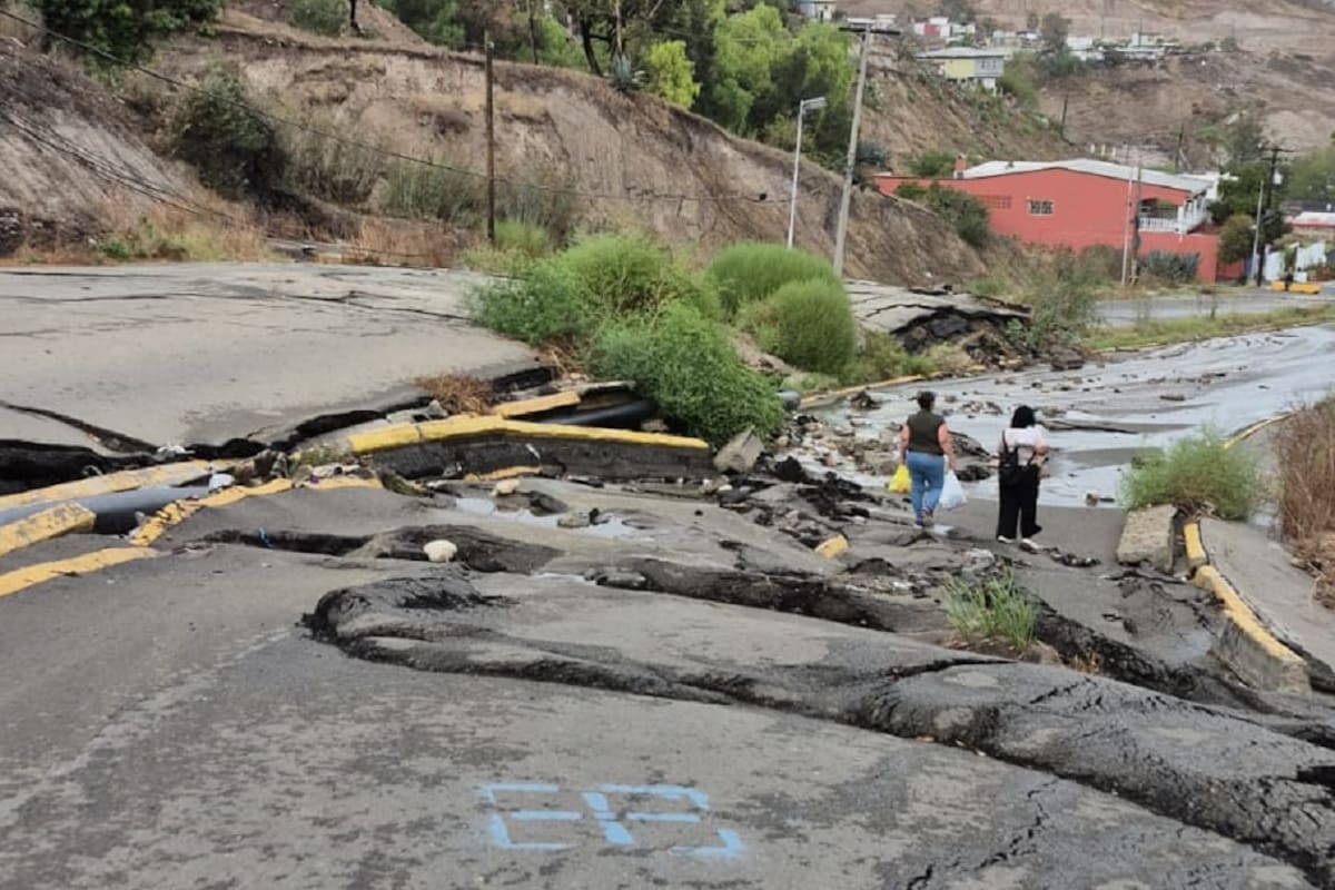 Casi 300 familias viven con riesgo de deslaves en Tijuana y vecinos convierten un restaurante en albergue ante el temor de que las lluvias de Rachel agraven los daños en la colonia Sánchez Taboada