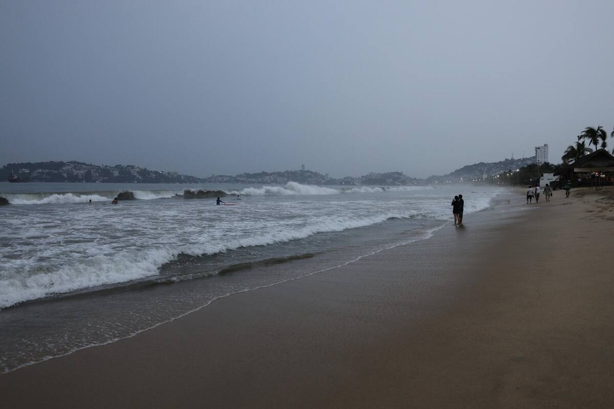 MEX9232. ACAPULCO (MÉXICO), 24/10/2023.- Vista hoy de fuerte oleaje en una playa de Acapulco (México). El huracán Otis, que se desplaza por el Pacífico mexicano rumbo al estado de Guerrero, se ha intensificado rápidamente a categoría 4 en la escala Saffir-Simpson y puede alcanzar la categoría 5 en las próximas horas, informó este martes el Servicio Meteorológico Nacional (SMN). EFE/David Guzmán