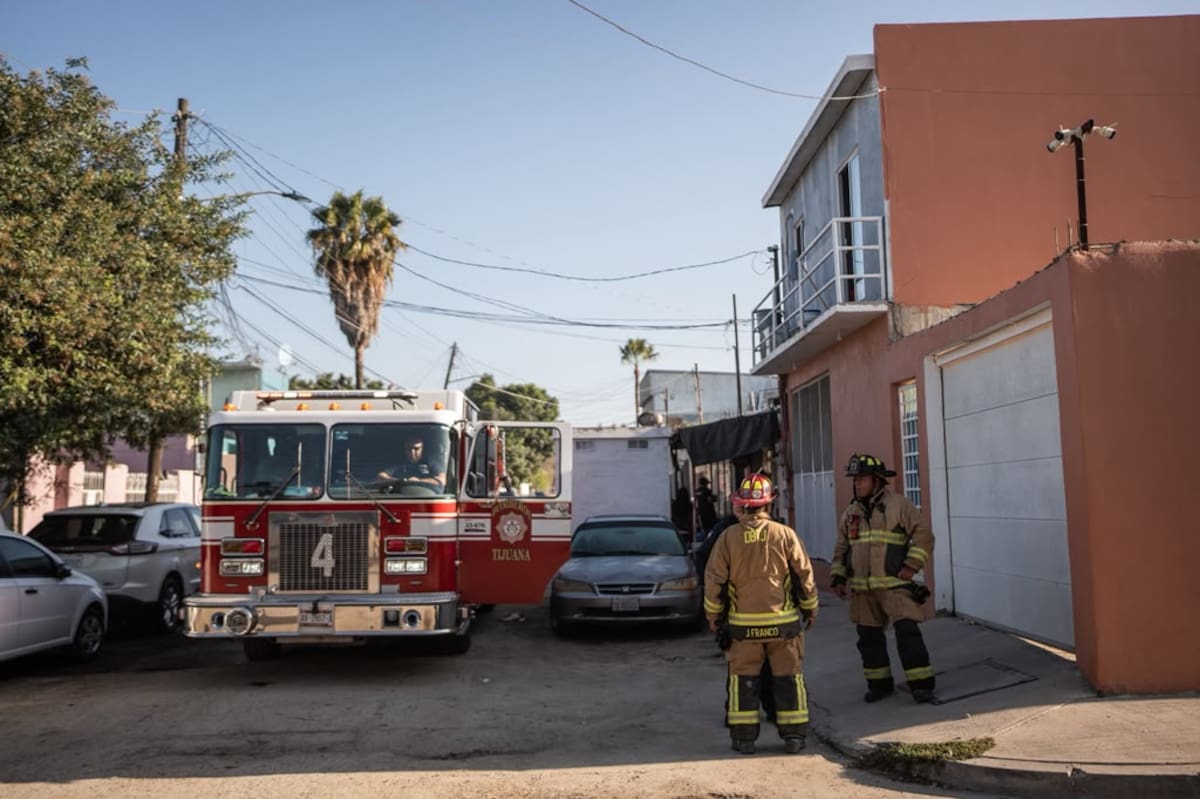 Un joven de 25 años sufrió quemaduras de primero y segundo grado al intentar ayudar durante un incendio por fuga de gas en Nueva Tijuana. Foto: Border Zoom.