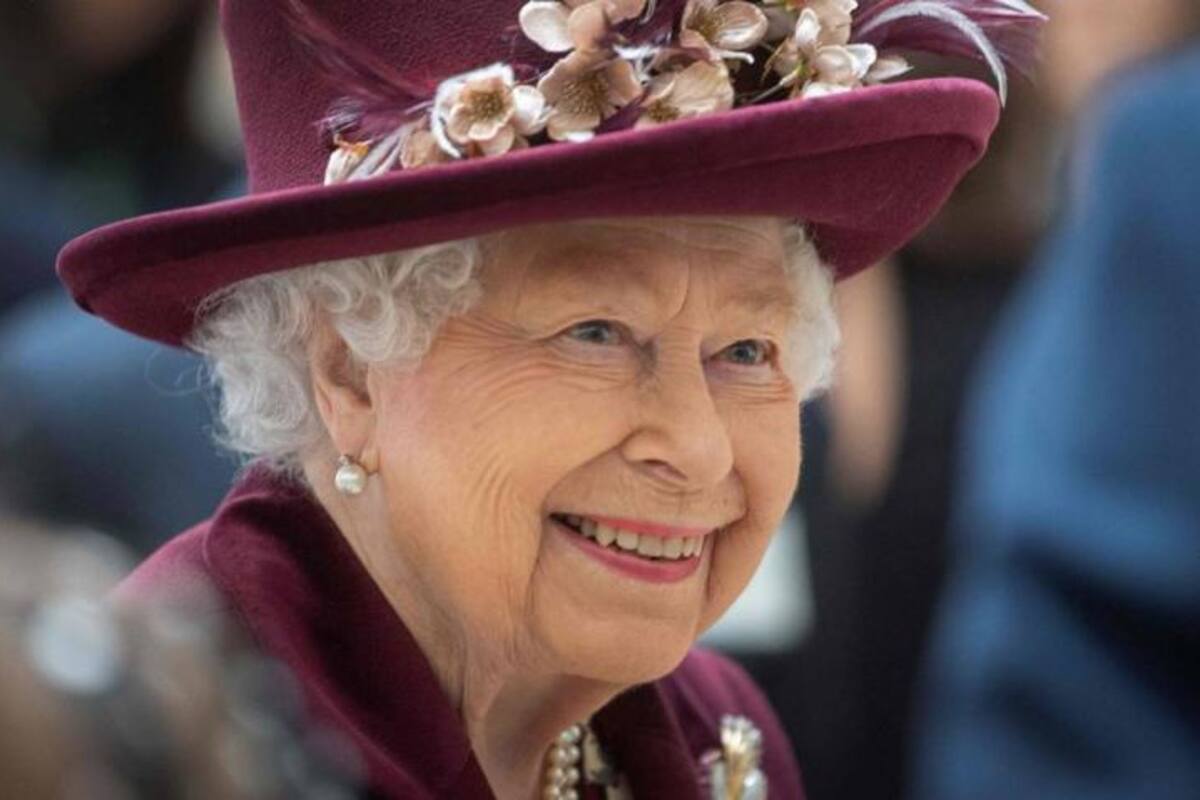 Por temor al coronavirus, reina Isabel usa guantes en ceremonia