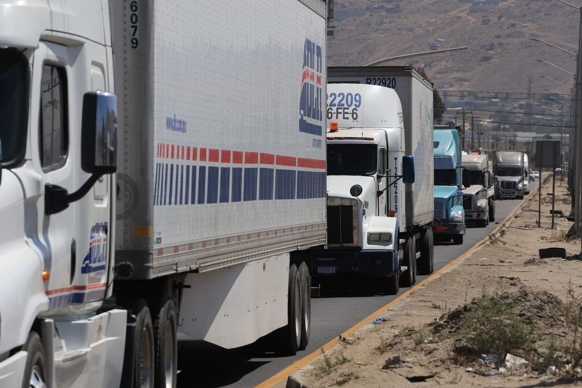Bloqueo del CNTE y vecinos de Maclovio Rojas paraliza carretera Tijuana-Tecate y provoca caos vial