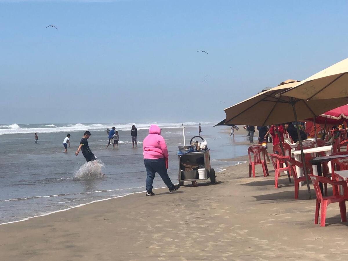 Acuden turistas a playas de Rosarito