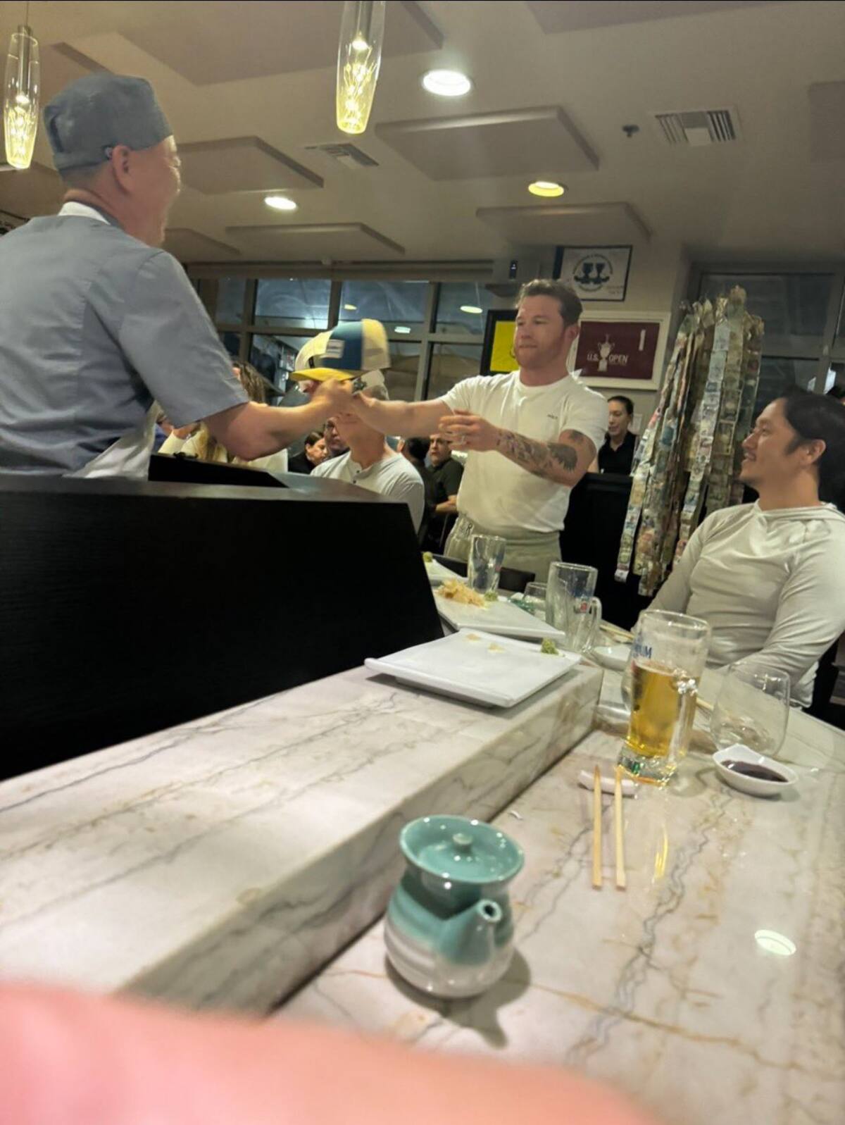 Eddy Reynoso aseguró que en esta imagen de "Canelo" no es en Japón, sino, en un restaurante en San Diego. / Foto: Redes sociales.
