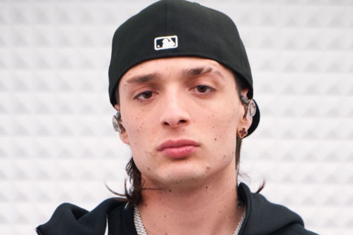 VIDEO: Peso Pluma le avienta agua en la cara a un fan en pleno concierto