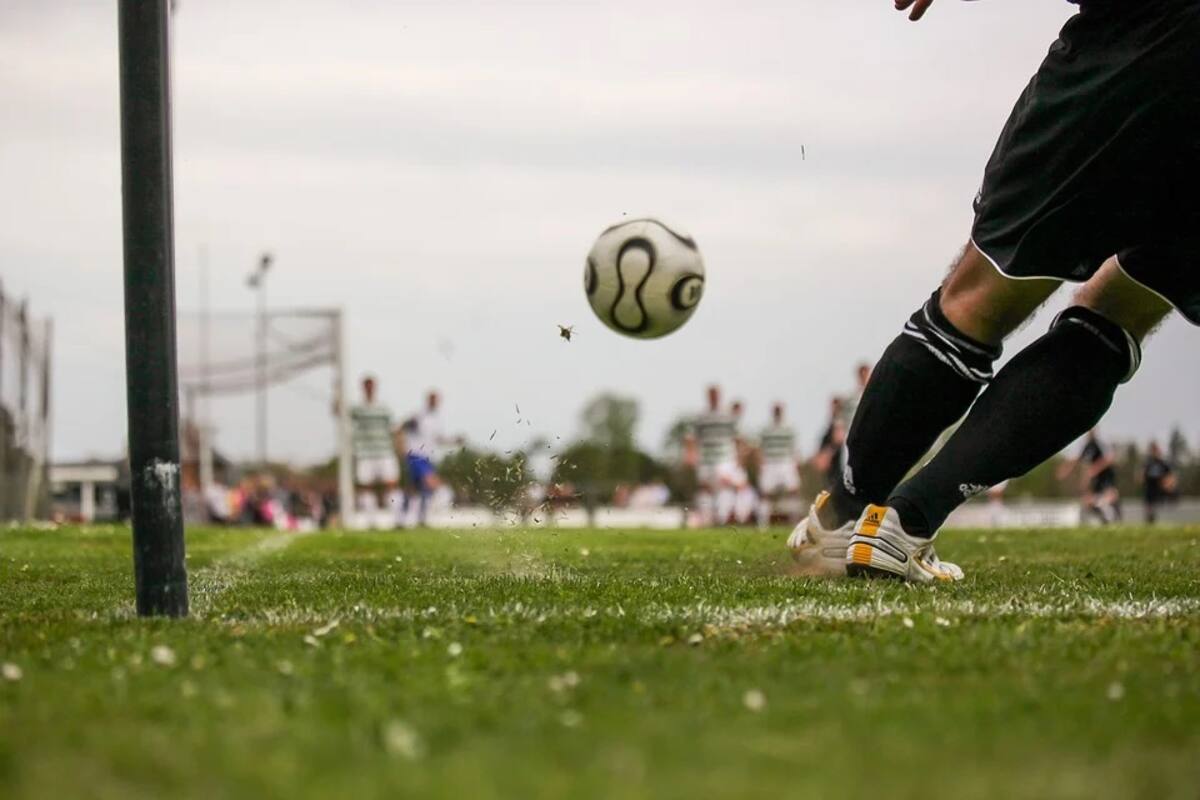 Suspenden a futbolista que se desnudó en el campo para celebrar un gol