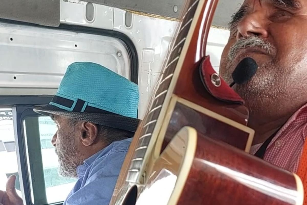 El músico Ricardo no tiene ojos pero sí voz para cantar