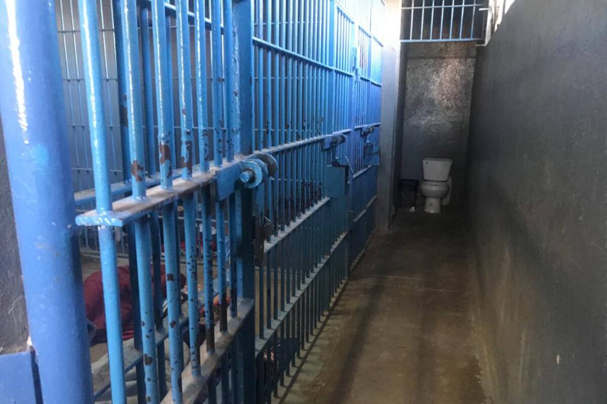 Hallan sin vida a detenido en separos