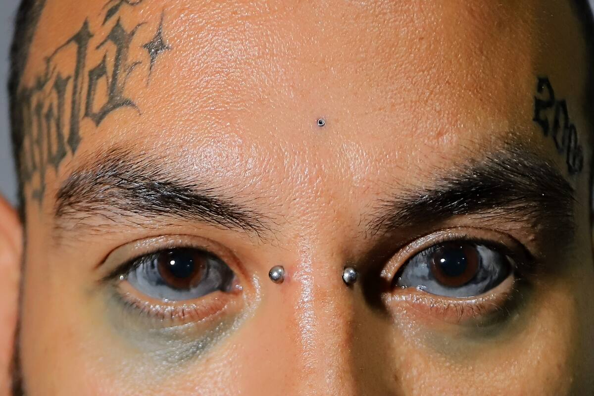 Tatuajes llegan también a los ojos
