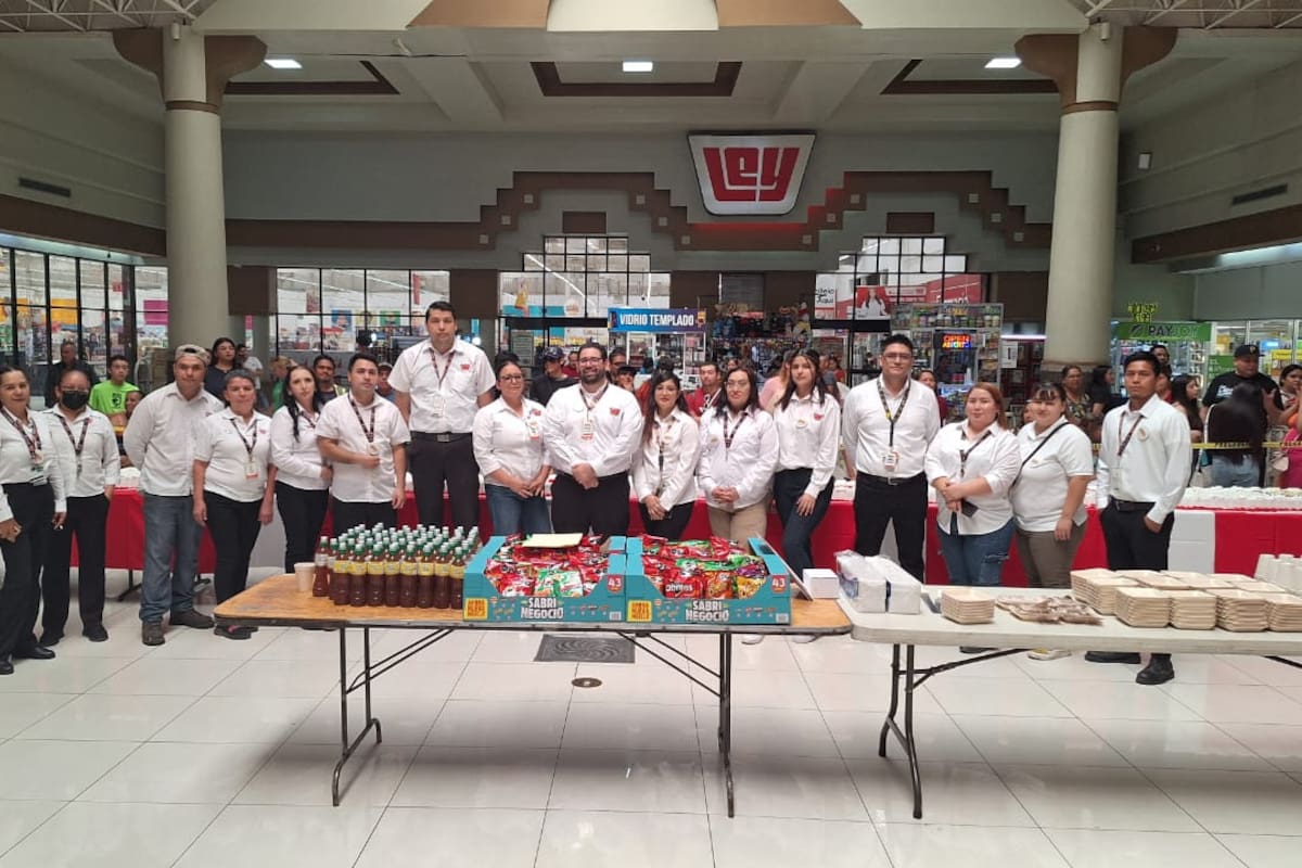 Casa Ley celebra 71 años con tradicional pastel gigante en plaza Cachanilla