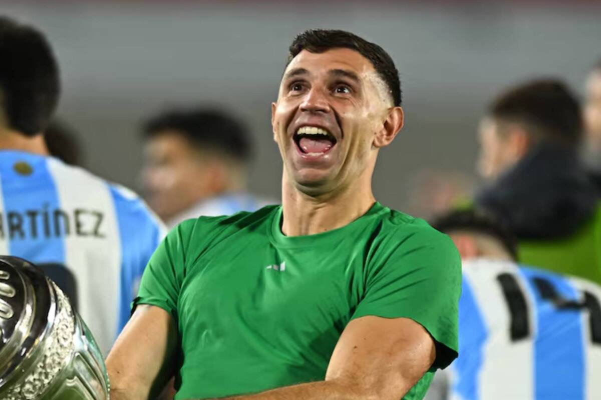 ¡Otra vez! ‘Dibu’ Martínez repite festejo obsceno con trofeo como en Qatar 2022