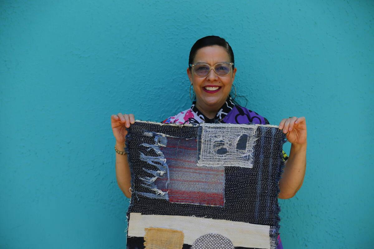 La artista textil Dora Moro, posa con una prenda durante una entrevista con EFE este sábado, en la ciudad de Guadalajara, Jalisco (México). Diseñadoras y activistas protestaron este sábado en la mexicana Guadalajara contra la moda rápida o 'fast fashion' con una jornada de reparación y reciclaje de prendas como parte de la 'Fashion Revolution Week' que se realiza del 17 al 24 de abril en varios países de Latinoamérica. EFE/Francisco Guasco