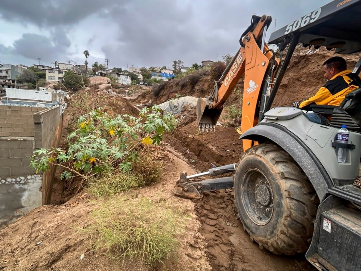 Maquinaria y personal de la CESPE realizan trabajos de mantenimiento, limpieza y desazolve en la red de alcantarillado sanitario de Ensenada, como medida preventiva ante el pronóstico de lluvias. Foto: Cortesía