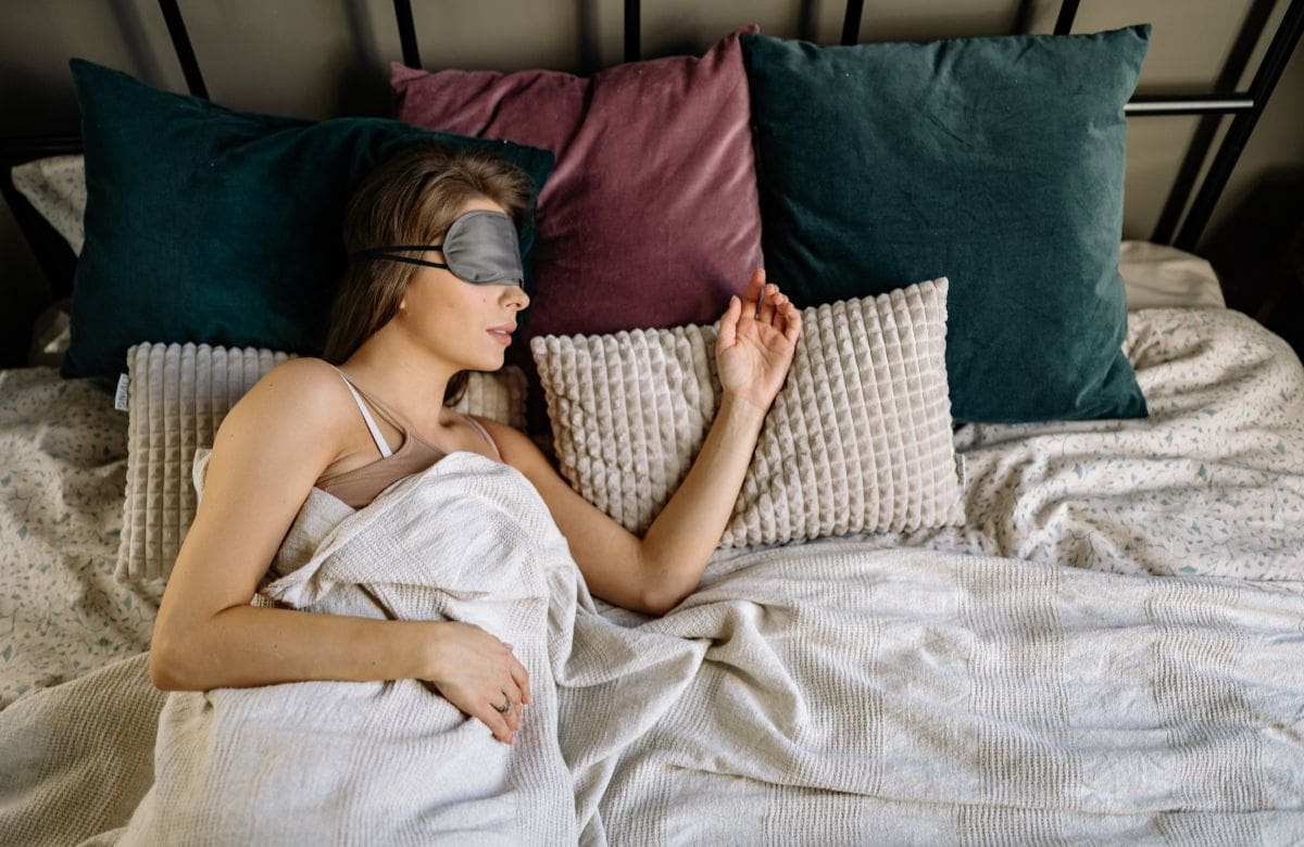 Si duermes siestas largas con frecuencia podrías aumentar el riesgo de hígado graso, según estudio | Foto: Especial (canva)