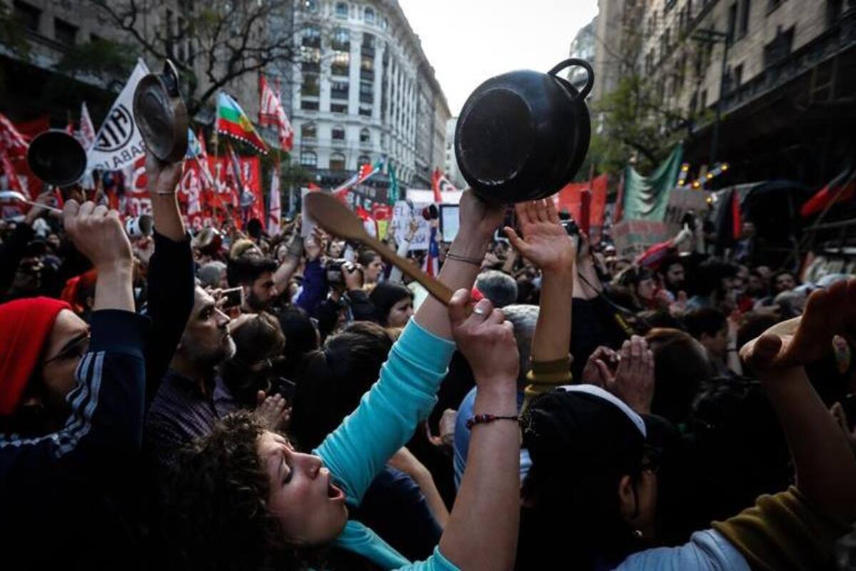 Protesta en embajada chilena en Argentina provoca detenciones