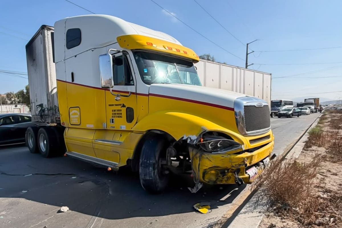 El tractocamión que participó en el accidente permaneció en el lugar mientras elementos de Tránsito realizaban las diligencias correspondientes. Foto: Cortesía / Border Zoom