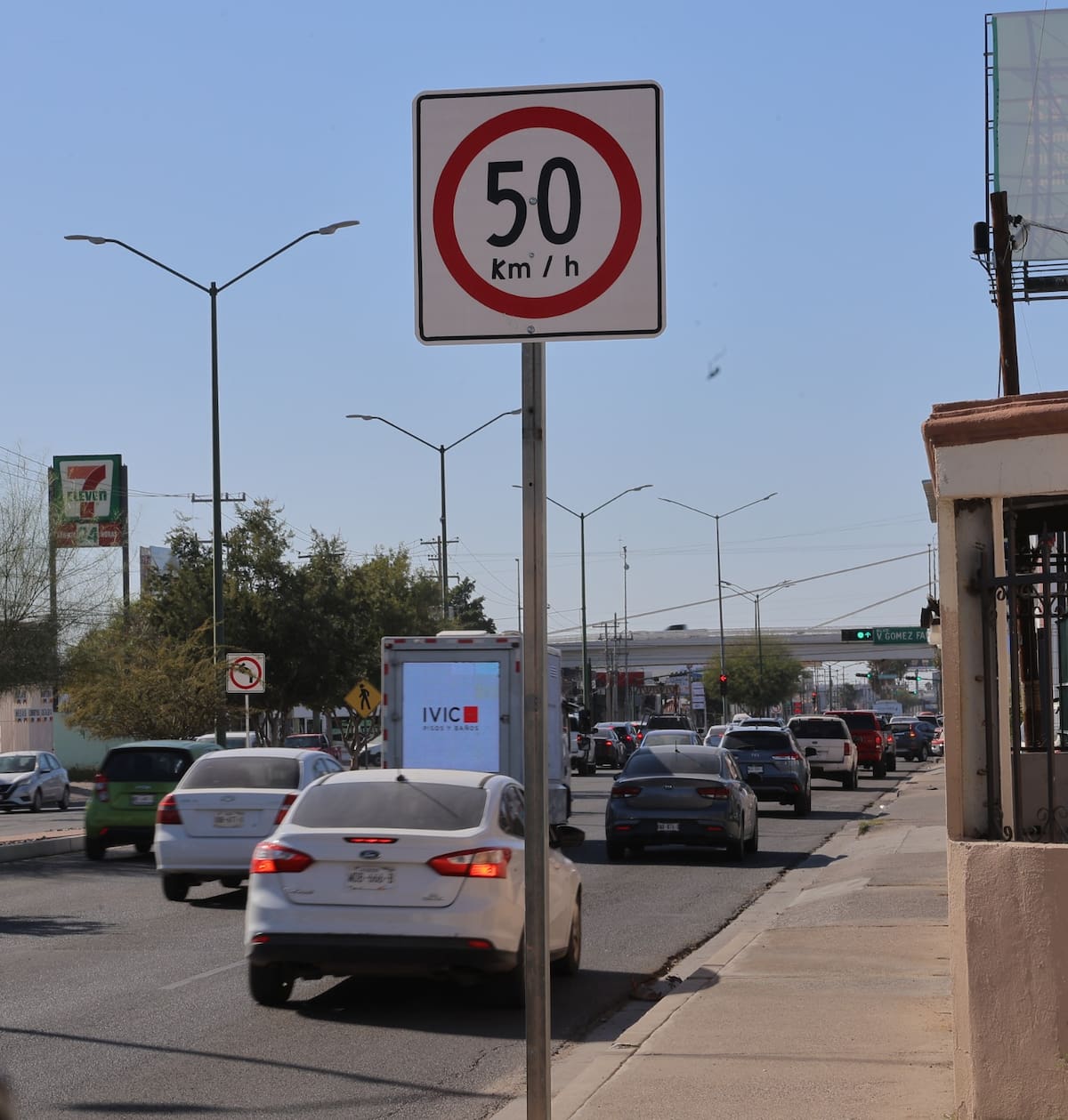 En algunos bulevares están ya los señalamientos que indican la velocidad máxima a la que se puede circular. FOTO: JULIÁN ORTEGA