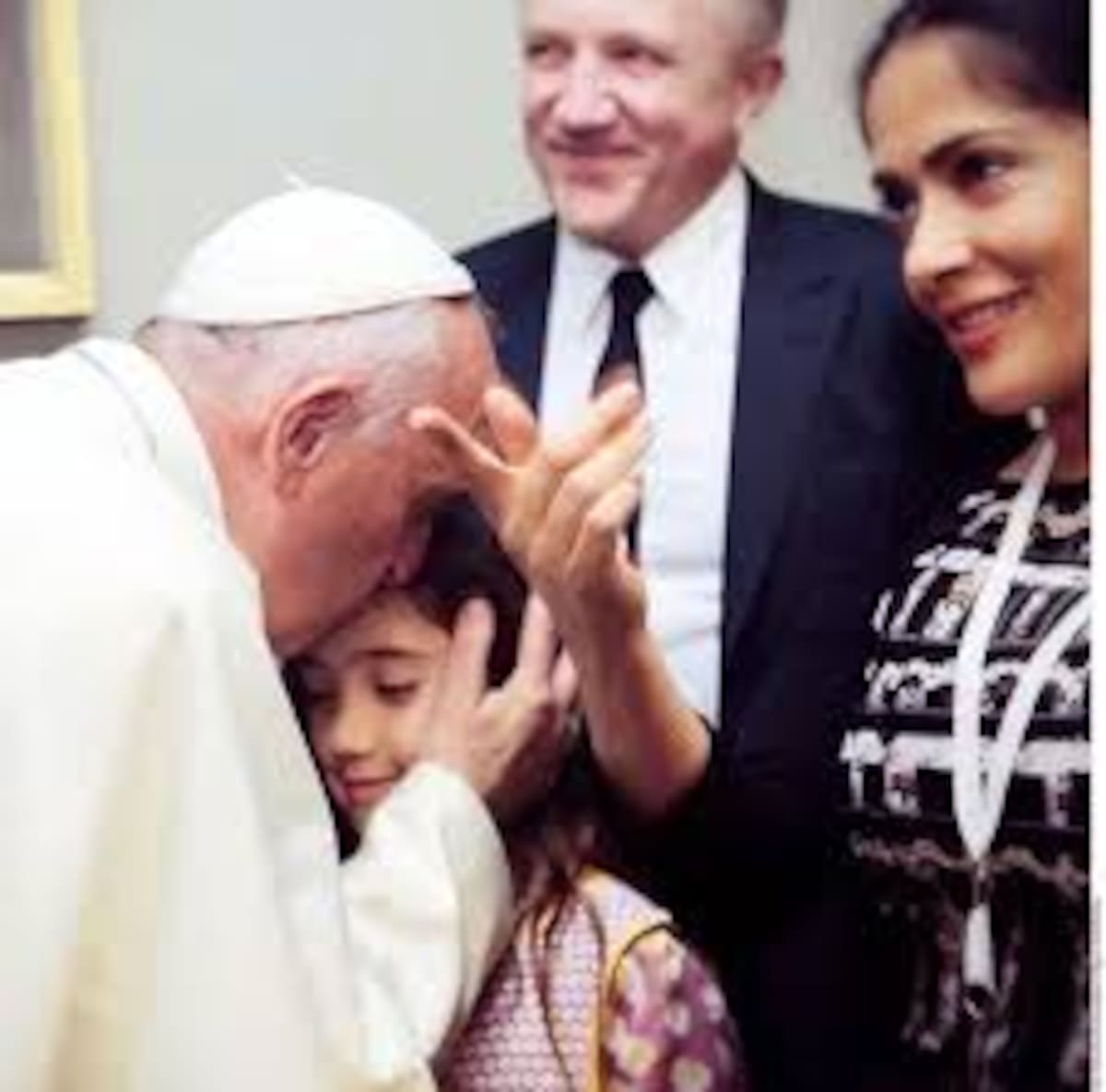 El encuentro de Salma Hayek con el Papa Francisco en el que su hija Valentina recibió su bendición.