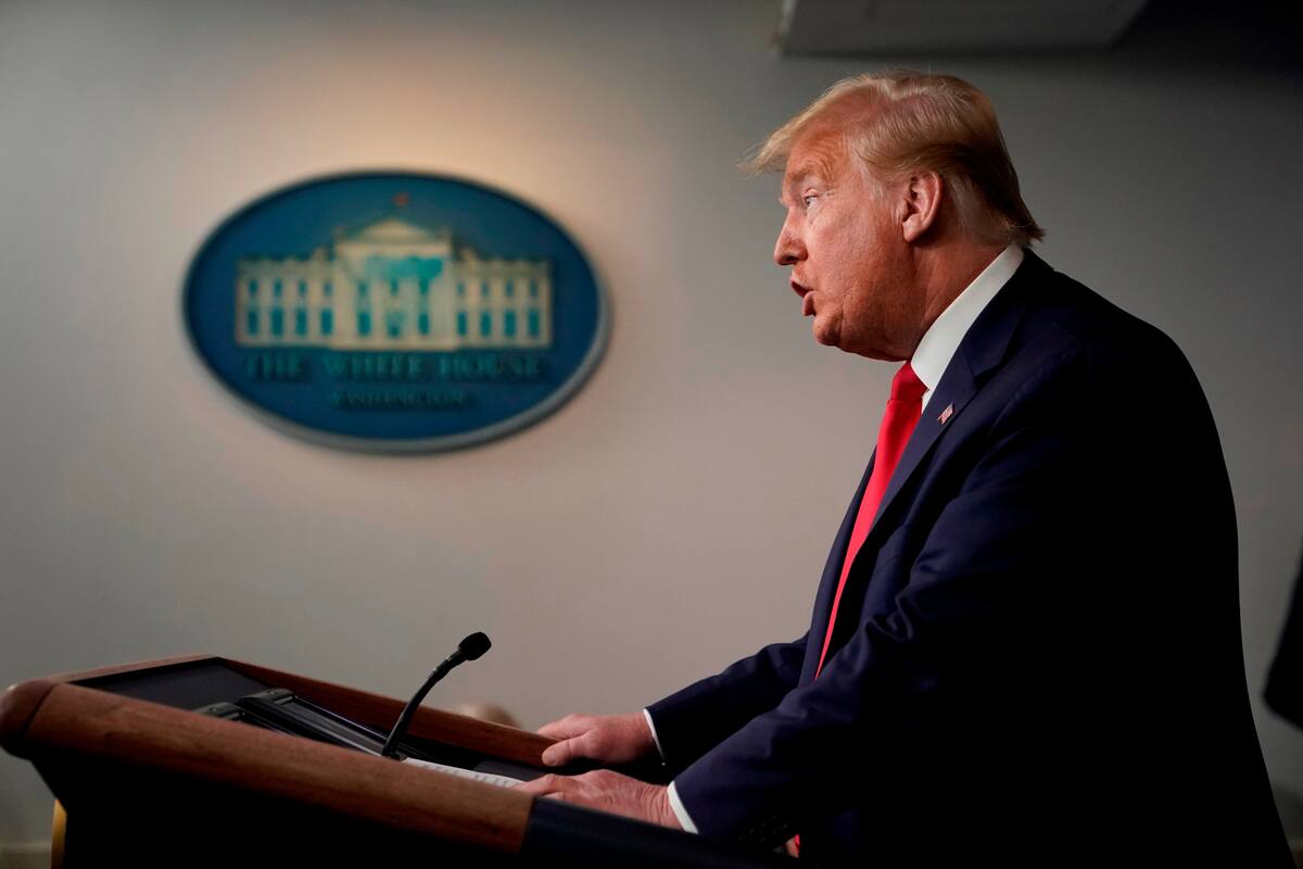 Trump autoriza abrir iglesias; amenaza a gobernadores con suspender autoridad si no lo permiten