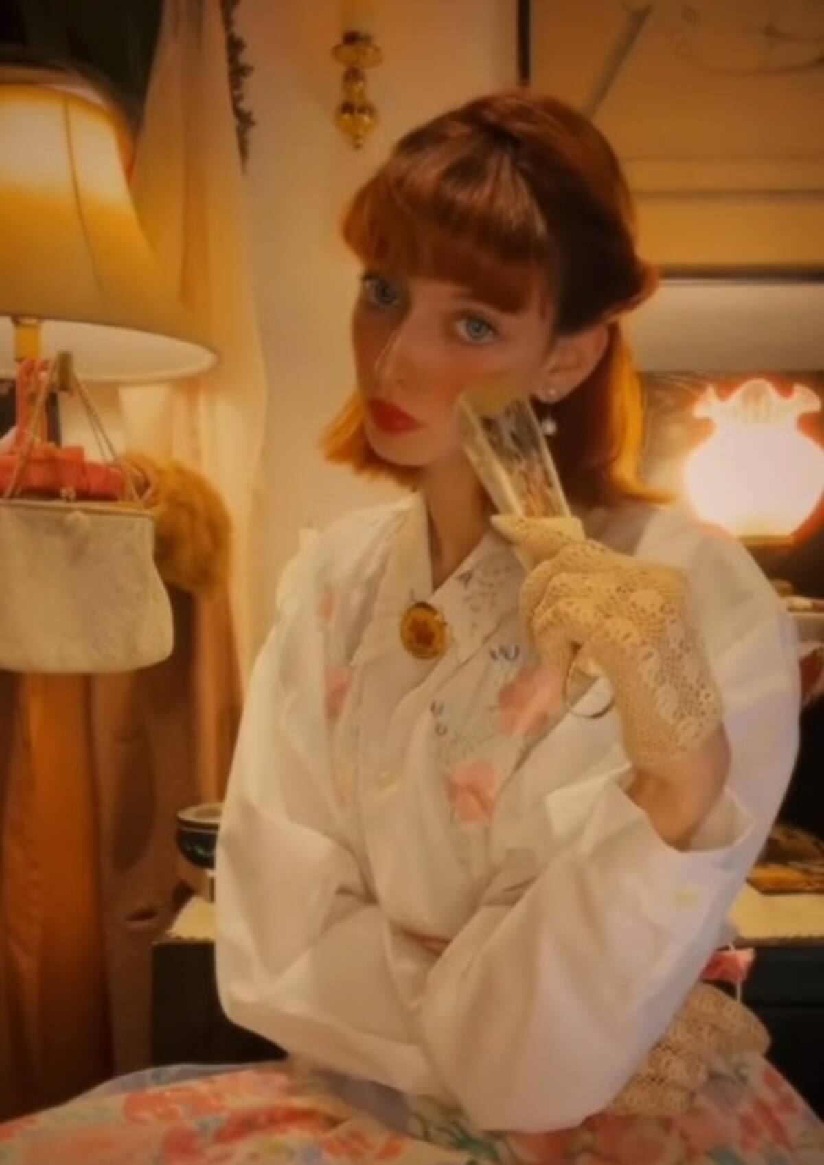 Durante la época victoriana se desarrollaron diversos códigos con el abanico para coquetear.