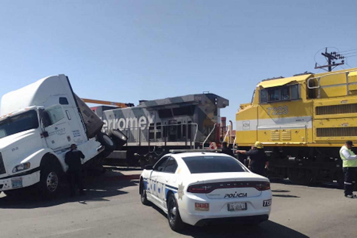Tren embiste a tractocamión en Corredor Industrial Palaco
