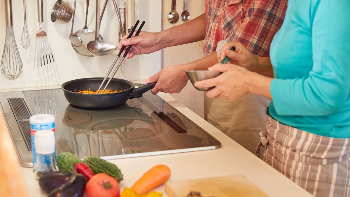 ¿Es seguro cocinar con sartenes de teflón Esto dice un especialista | Foto: Especial (canva)