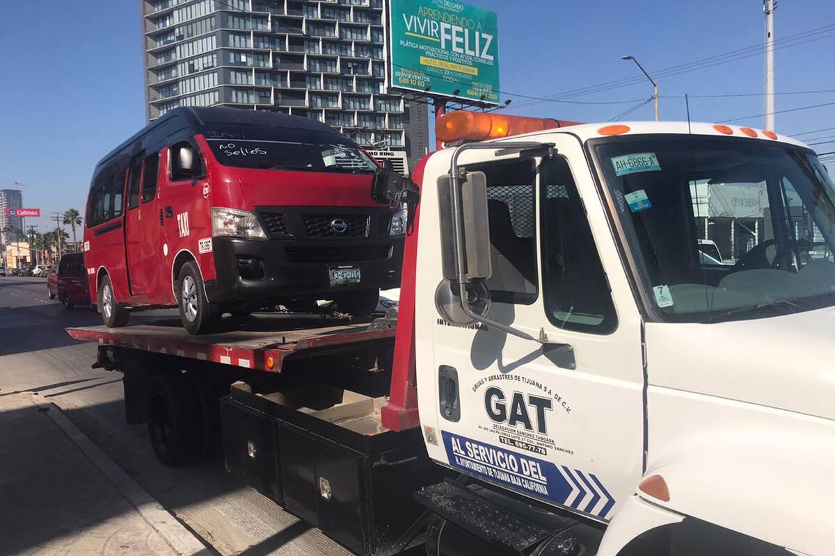 Revisan camiones y taxis en bulevar Agua Caliente de Tijuana