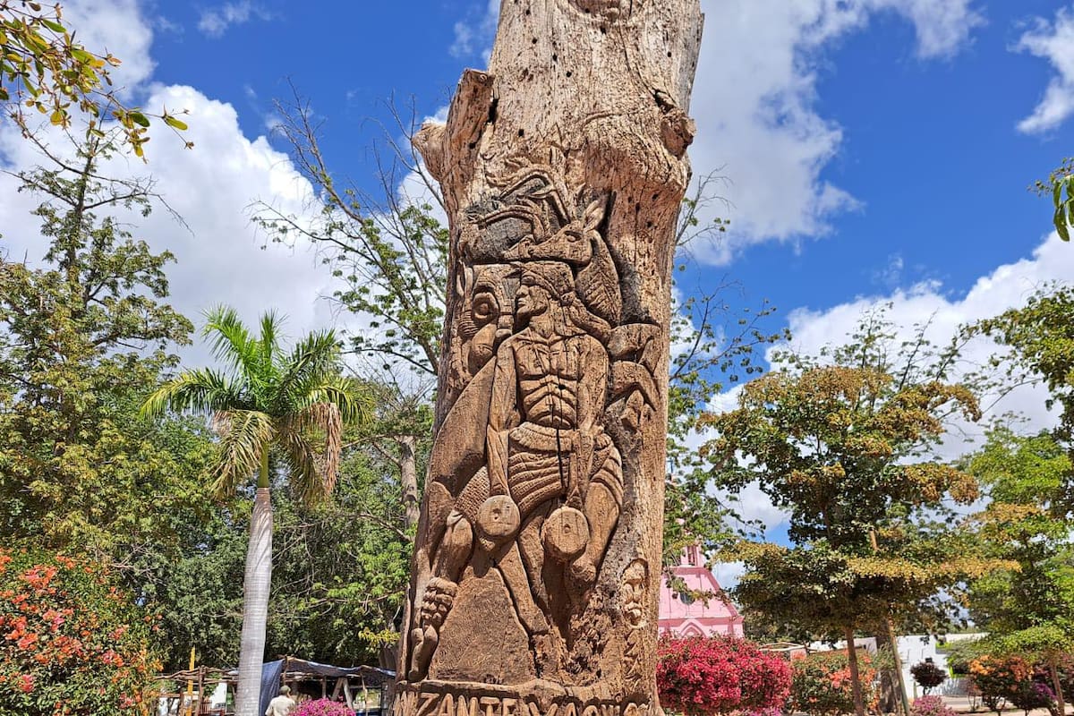 Desean preservar escultura de Danzante Yaqui en tronco de la plaza de Cócorit