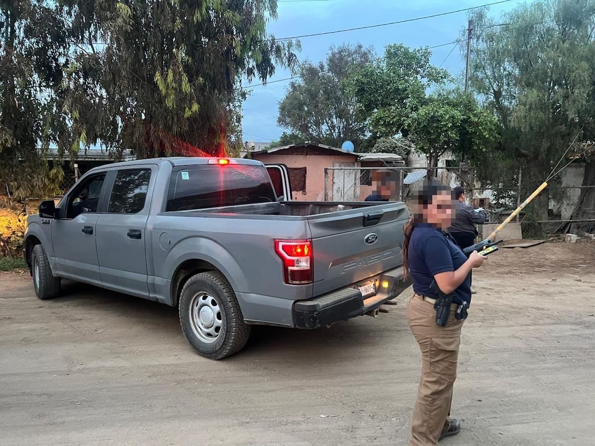 Una camioneta de las autoridades permaneció afuera del inmueble de la colonia Juquilita durante el cateo que permitió rescatar a los dos perros. Foto: Cortesía