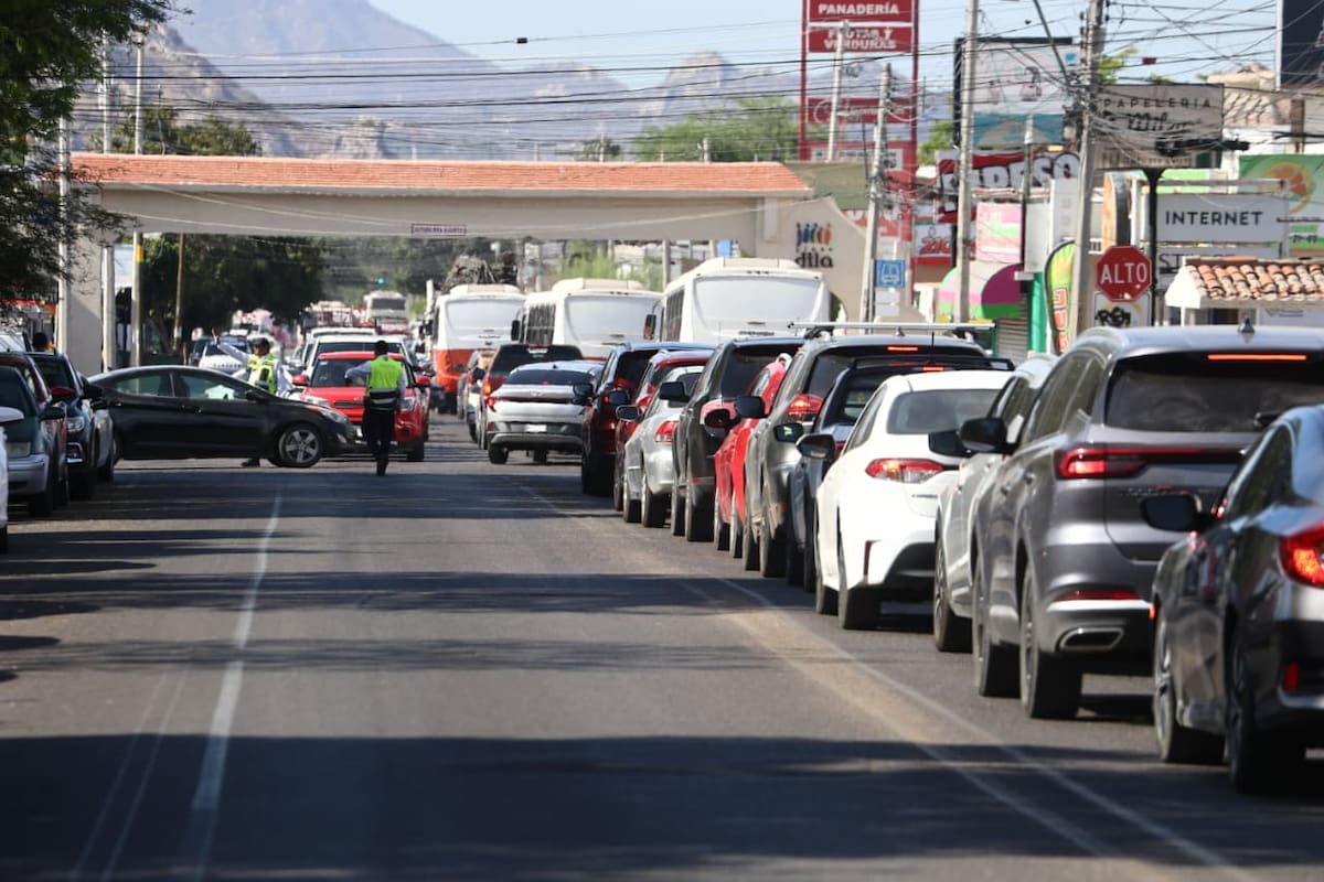 Personal de Tránsito Municipal apoya a conductores y orienta el flujo en bulevar Morelos, afectado por la protesta frente al Hospital Fernando Ocaranza del Issste. FOTO: JULIÁN ORTEGA