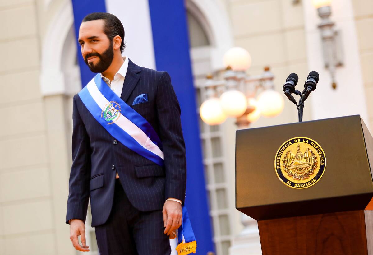 Imagen de archivo. El presidente de El Salvador, Nayib Bukele, participa en una ceremonia para celebrar el bicentenario de la independencia en la Casa Presidencial, en San Salvador, El Salvador. Fotografía tomada el 15 de septiembre de 2021. Secretaría de Prensa de La Presidencia / Folleto vía REUTERS ATENCIÓN EDITORES - ESTA IMAGEN FUE PROPORCIONADA POR UN TERCERO. NO HAY REVENTAS. SIN ARCHIVOS