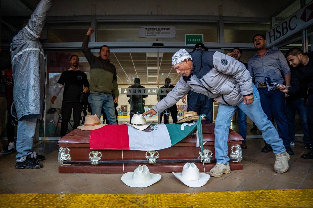 La concentración fue convocada para las 2:00 de la tarde y forma parte de una marcha pacífica en respuesta a la reciente muerte del alcalde Carlos Manzo. Foto: Border zoom