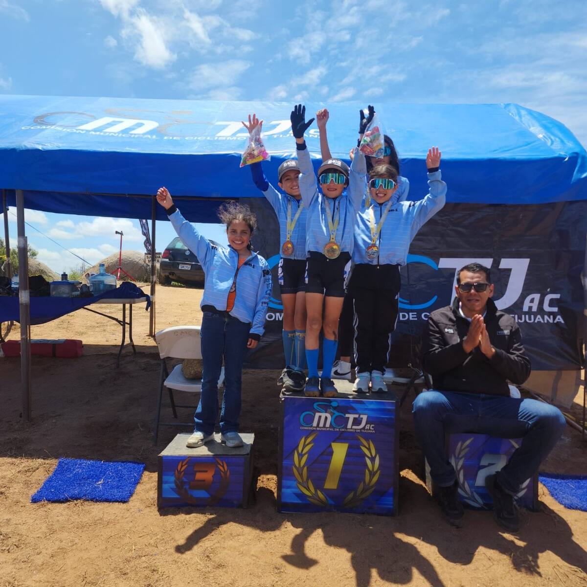 Las edades de estos competidores van desde los 6 y 16 años, quienes practican ciclismo de montaña y de ruta en tres equipos diferentes, pero que se unen para esta competencia.