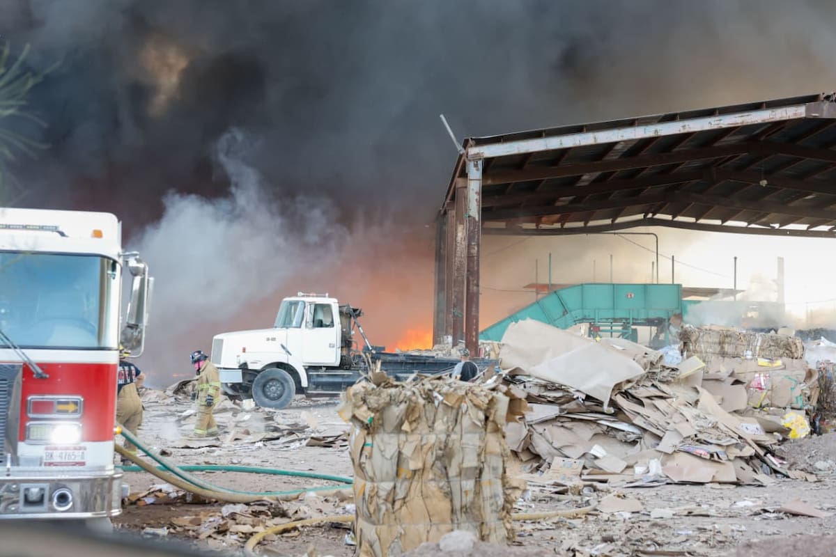 Fuerte incendio moviliza a bomberos en recicladora de Mexicali