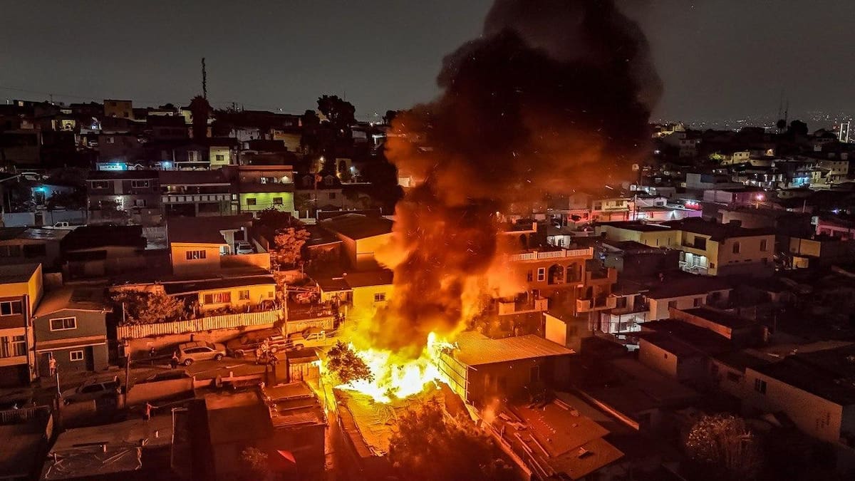Dos incendios registrados durante la madrugada de este lunes movilizaron a cuerpos de emergencia en distintos puntos de Tijuana. Foto: Border Zoom