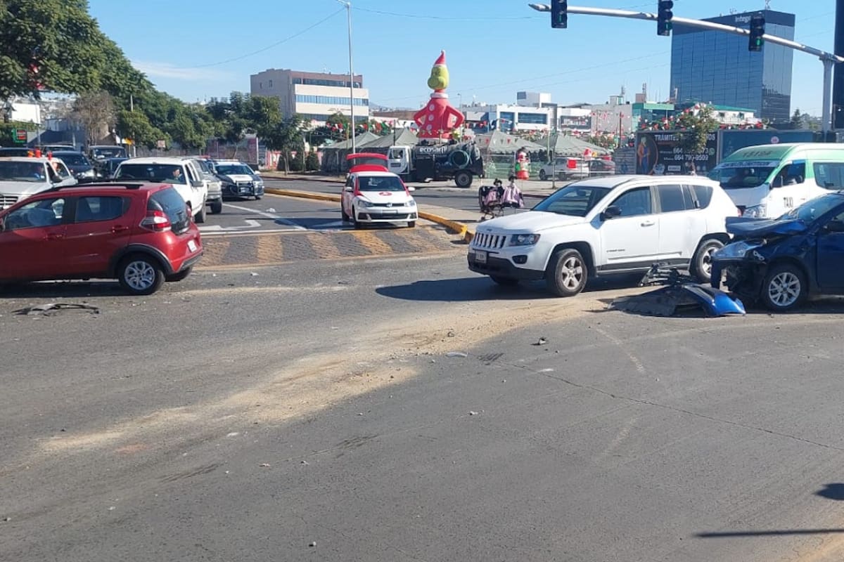 Se impactan dos vehículos frente al Mercado Hidalgo