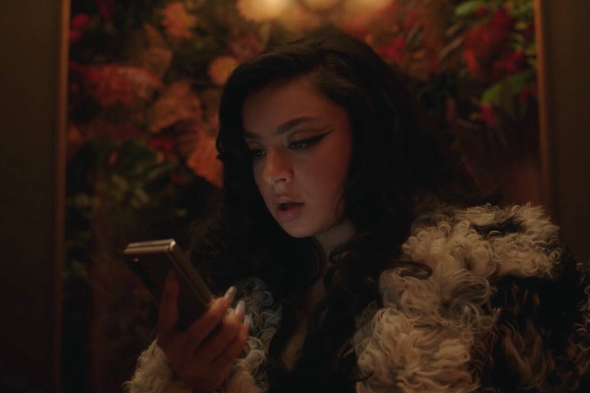 Charli XCX enloquece a fans con presentación sorpresa en 'Gossip Girl'
