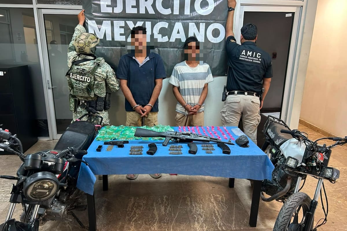 Ejército y Fiscalía detienen a dos personas en Cajeme; aseguran armas, droga y motocicletas durante patrullajes