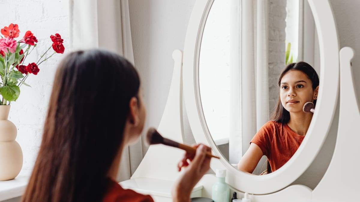 Una revisión de 129 estudios con casi 17,800 personas encontró que las autoafirmaciones pueden aumentar la autoestima y reducir emociones como la ansiedad y la ira/Foto: Canva