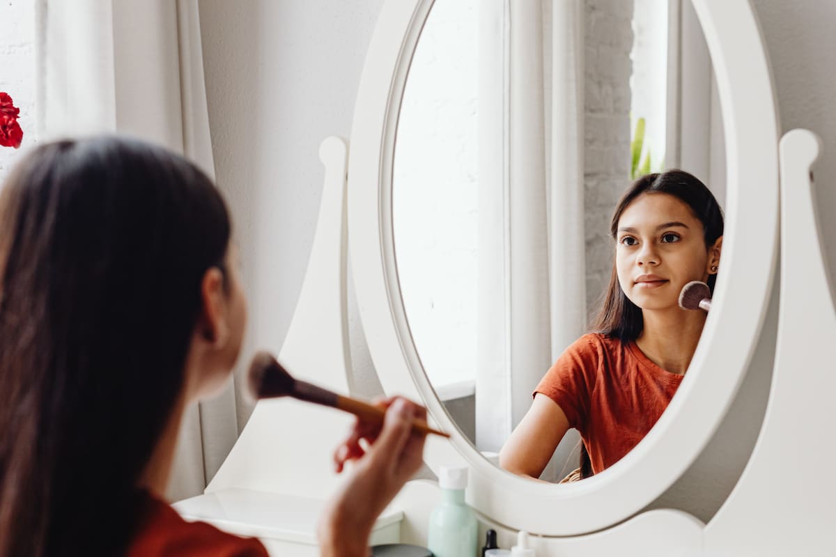 Decirse cosas positivas sí ayuda: así funcionan las autoafirmaciones según la psicología