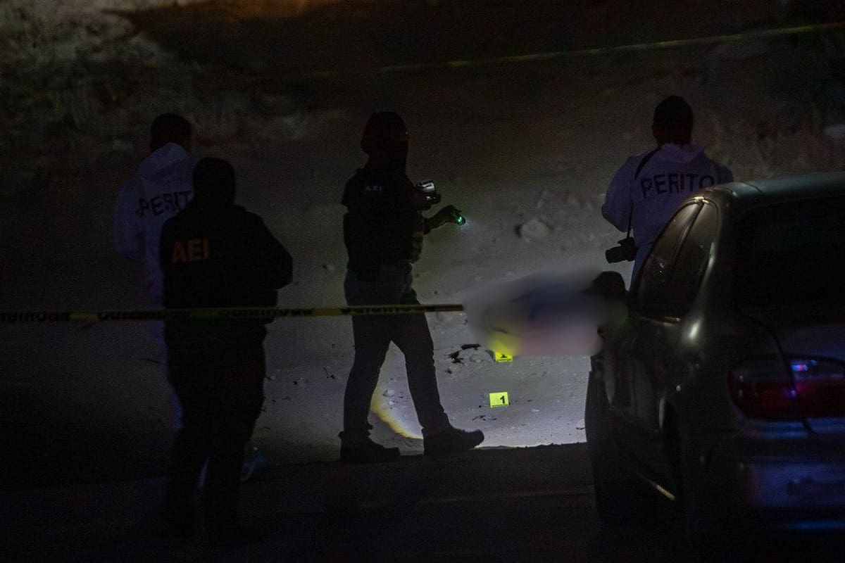 El cuerpo de un hombre con heridas de bala fue localizado en la colonia El Florido Horóscopo; la Fiscalía investiga el homicidio ocurrido durante la madrugada. Foto: Border Zoom.